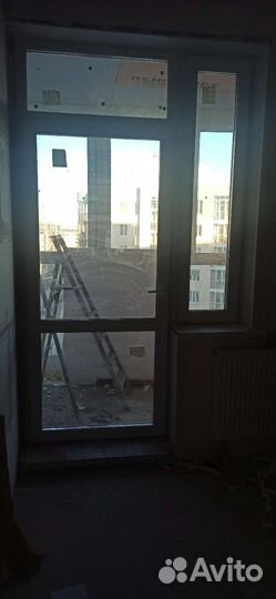 Оконный блок с дверью, новый от застройщика