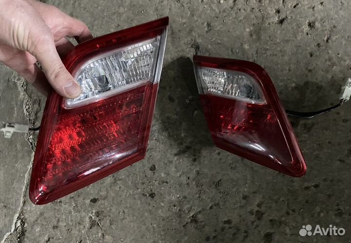 Правый фонарь в крышку багажника Камри 40