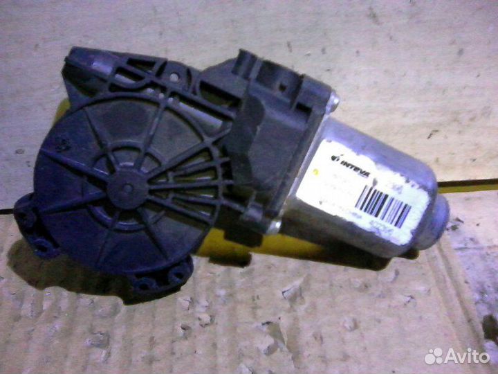 Моторчик стеклоподъемника правый Kia Rio 3