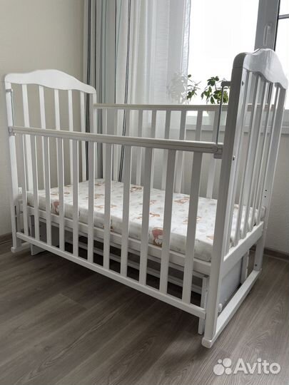 Детская кроватка с маятником