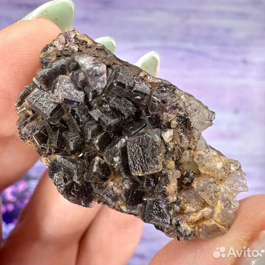 Флюорит двух генераций: кубики и сферолиты