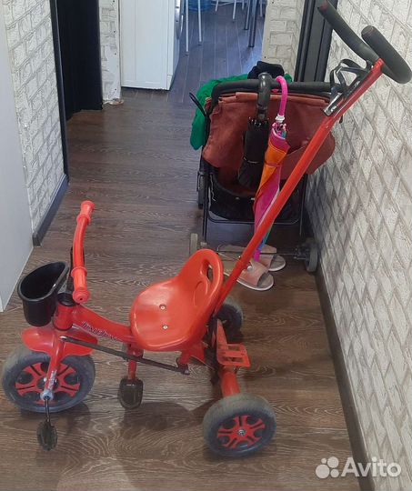 Детский трехколесный велосипед с ручкой