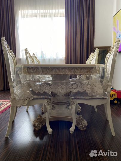 Стол со стульями