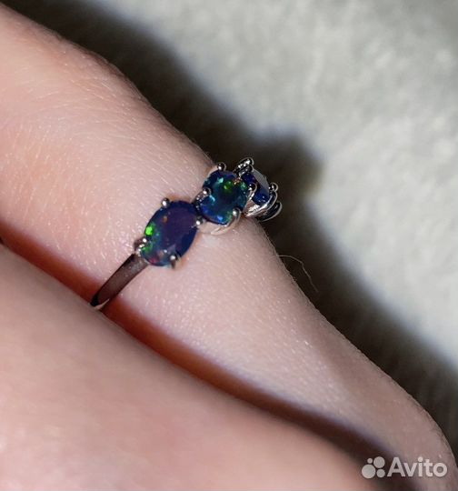 Серебряное кольцо с черными опалами