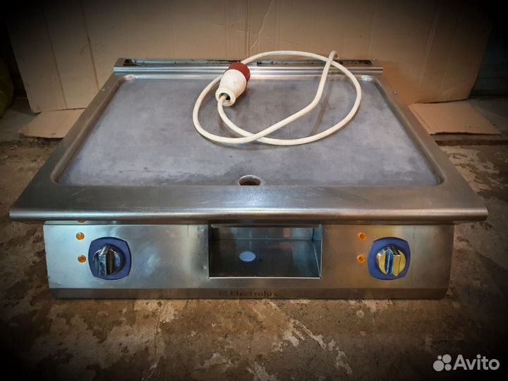 Жарочная поверхность Electrolux (сковорода открыта