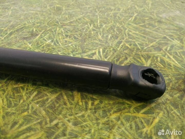 Амортизатор крышки багажника Volkswagen Passat B7