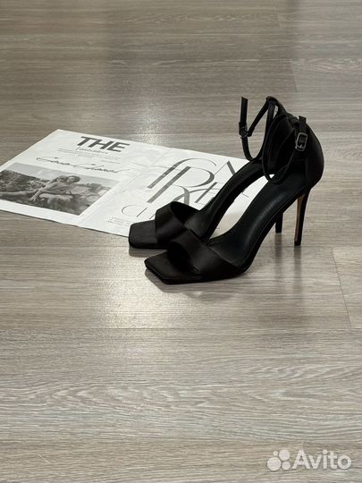 Босоножки атласные на шпильке