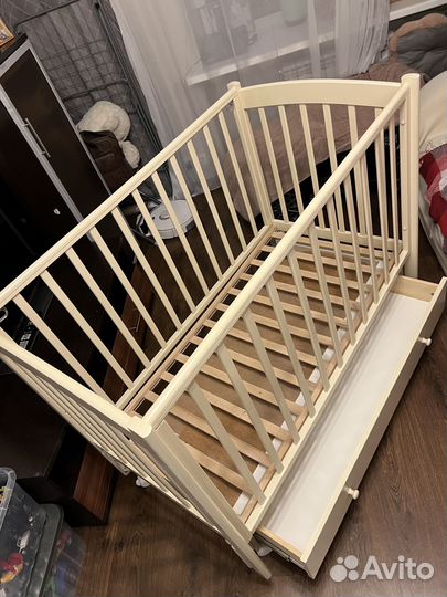 Детская кроватка с маятником и ящиком