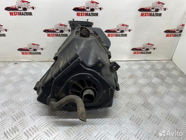 Корпус воздушного фильтра Audi A8 седан BFM 2006