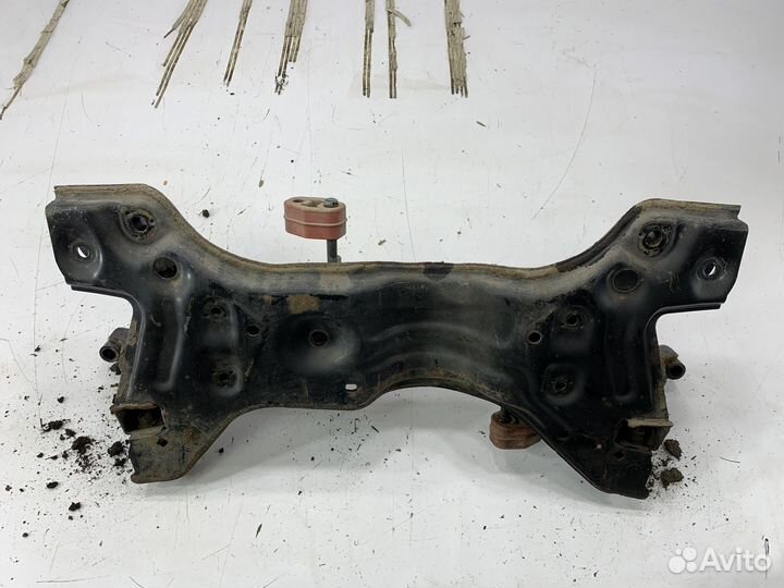 Skoda Fabia 2 подрамник балка передняя