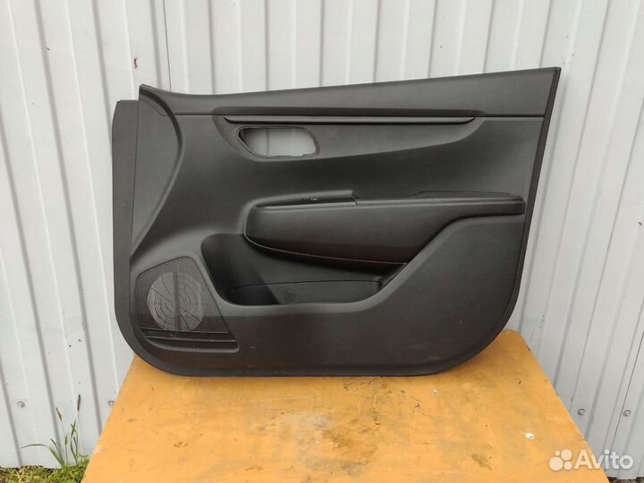 Обшивка пассажирской двери Киа Рио 4