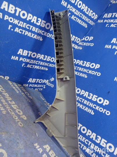 Обшивка стойки лобового стекла Toyota Yaris