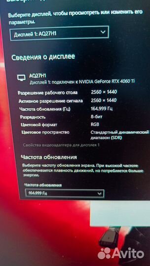 Игровой компьютер с монитором и клавиатурой