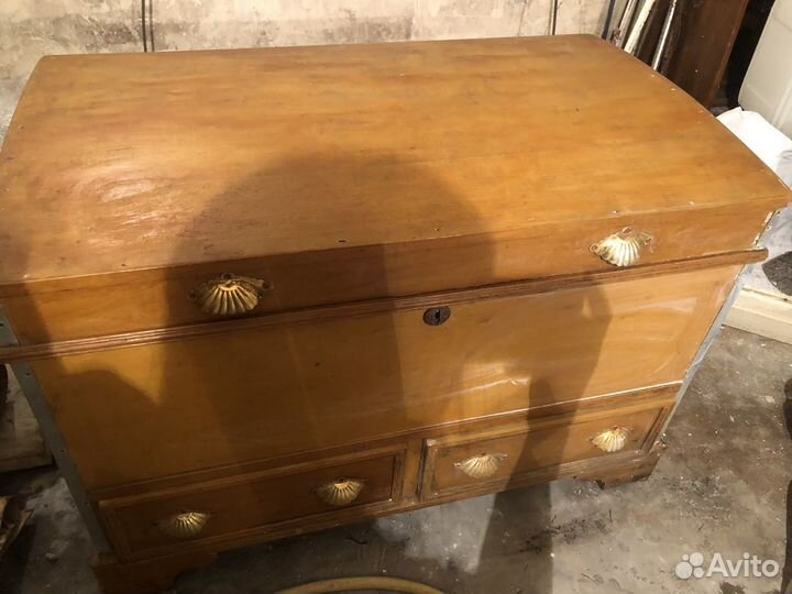 Сундук старинный