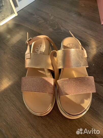 Сандалии новые
