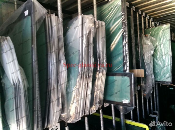 Стекло дверное правое экскаватор-погрузчик bizon 7