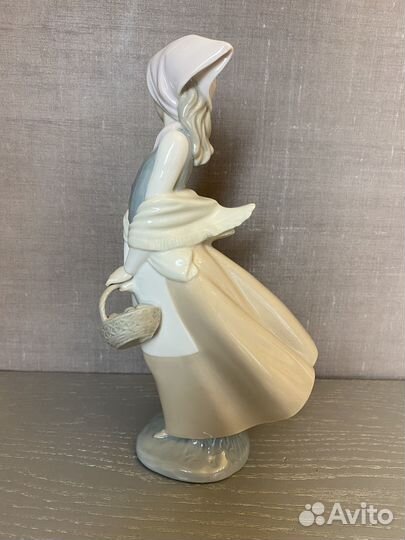 Статуэтка Девочка с корзиной яблок NAO by Lladro