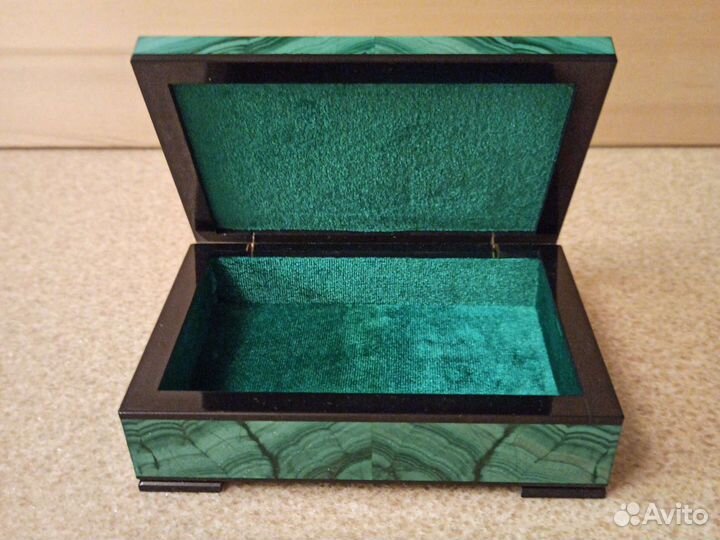 Малахитовая шкатулка и фигурки малахит