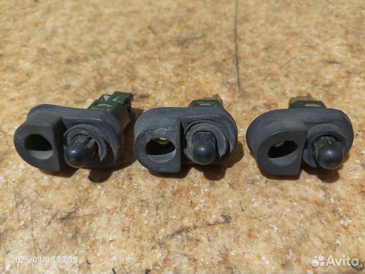 Датчик открытой двери концевик Nissan Cefiro A32