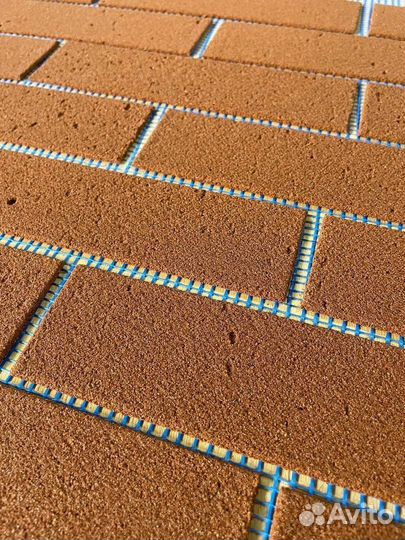 Гибкий кирпич на сетке с пленкой