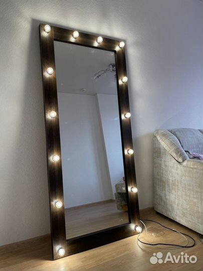 Гримерное зеркало с лампочками