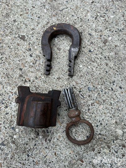 Навесной замок старинный