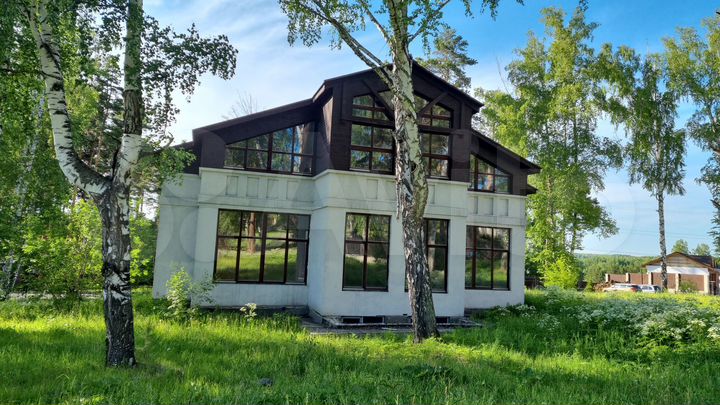 Коттедж 468 м² на участке 14 сот.