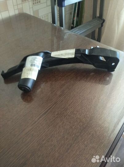 Направляющая правая бампера переднего под фарой