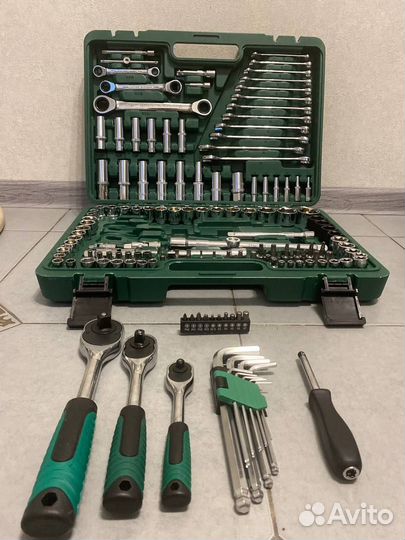 Набор инструментов для авто в чемодане