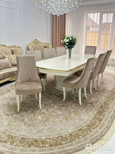 Стол и стулья для кухни. В наличии