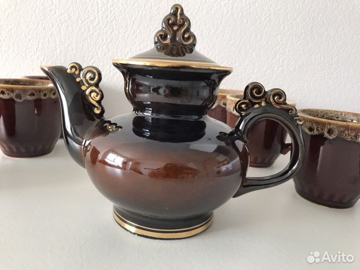 Чайник и чашки