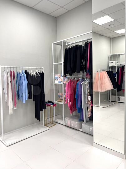 Аренда рейла полки в шоуруме