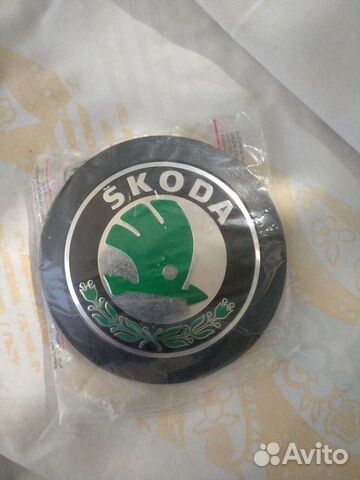 Оригинальный шильдик на капот Шкода Октавия