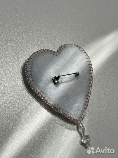 Брошка гладью