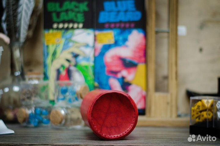 Красный кожаный стакан для костей/кубов