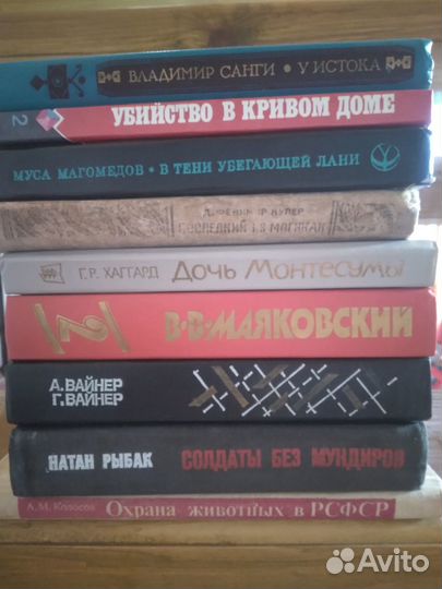 3 полки книг