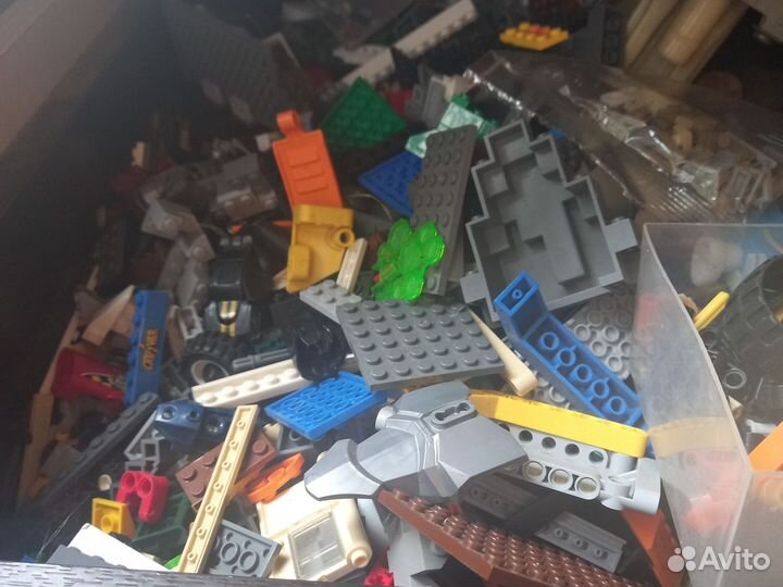 Ящик с детальками конструктора