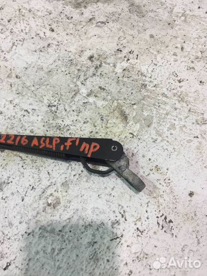 Поводок стеклоочистителя передний