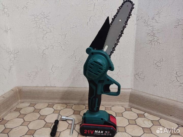 Аккумуляторная мини пила сучкорез