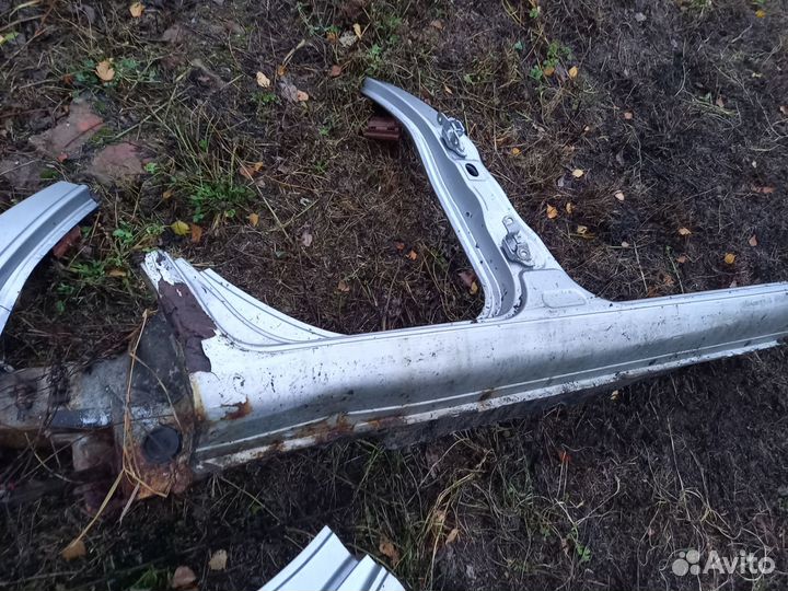 Порог с центральной стойкой Magentis 1