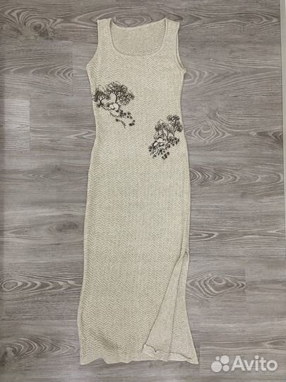 Платье вязанное длинное с вышивкой и разрезом