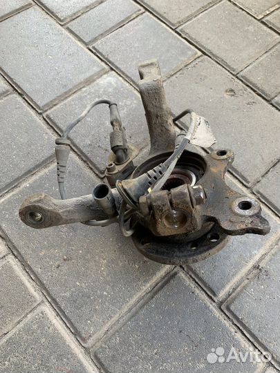 Кулак поворотный левый Фольксваген Пассат Б3-Б4