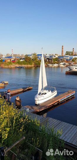 Парусный швертбот.Парусная яхта