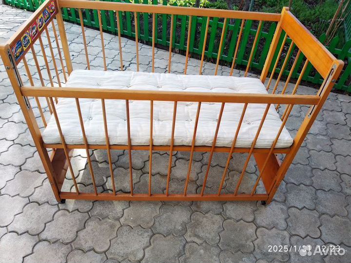 Детская кроватка с матрасиком