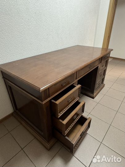 Письменный стол