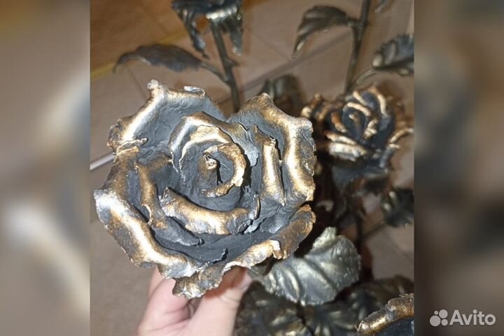 Шикарная кованная роза на подставке