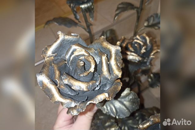 Шикарная кованная роза на подставке
