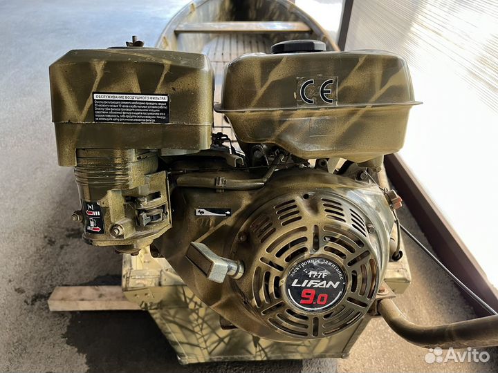 Моторная лодка с болотоходом