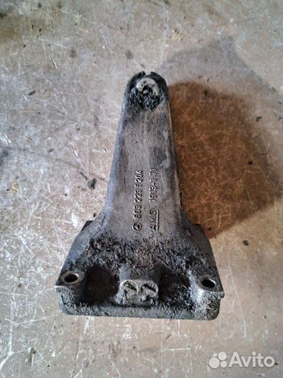 Кронштейн двигателя на Mercedes W140