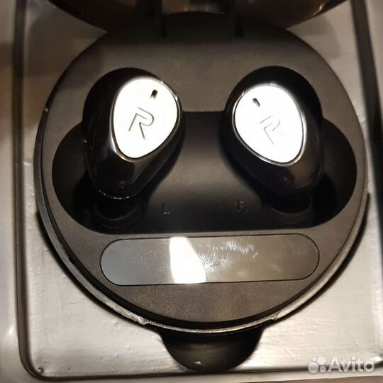 Зарядный кейс для AirPodsи Realme